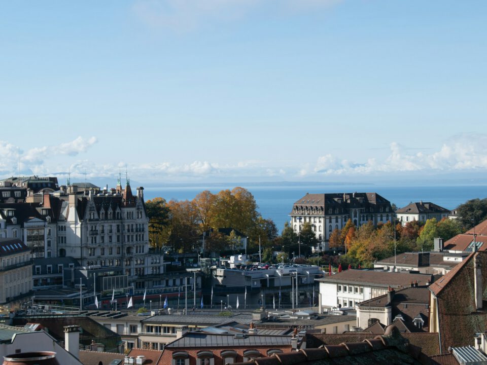 Vue des immeubles de Lausanne et du lac Léman par temps clair.