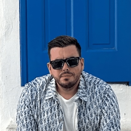 Fitim Bajrami, fondateur de Square Meter, assis devant une porte bleue